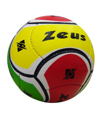 Minge fotbal pe plaja Fire, ZEUS